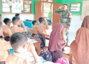 Babinsa Peragaan Sampaikan Pesan Kepada Siswa Saat Komsos di SDN Pakamban Laok