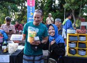 Olahraga di Taman Bungkul, Menparekraf Ajak Warga Surabaya Belanja Produk UMKM