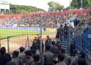 Polisi Berikan Pengamanan Terhadap Puluhan Suporter Pada Laga Persik Melawan Arema