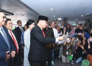 Tiba di Kantor Kominfo, Menteri Budi Arie Setiadi Sapa Jurnalis