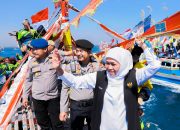 Bersama Ribuan Warga, Gubernur Jatim Petik Laut di Kraksaan Probolinggo
