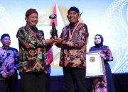 LEPRID Berikan Penghargaan Kepada Bupati H. Achmad Fauzi Wongsojudo Selaku Tokoh Penggerak Kendaraan Motor Listrik
