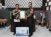 Serma Chairul Hadiansyah Serahkan Hadiah dan Piagam Penghargaan Brawijaya Award ke Kades Kebunagung