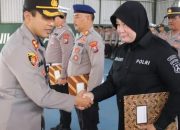 Kapolres Sumenep Serahkan Piagam Penghargaan Kepada 3 Personel Berprestasi
