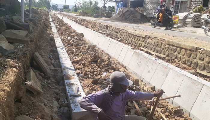Dinas PUTR Sumenep Bungkam dan Kades Gedungan Diduga Kena Pelet Pelaksana Proyek Siluman