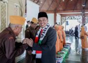Bupati Pamekasan Serahkan Bantuan Bagi Para Veteran Usai Gelar Upacara Hari Pahlawan