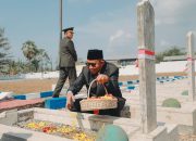 Usai Upacara Peringati Hari Pahlawan 2023 Bupati Sumenep Lakukan Tabur Bunga di Makam Taman Pahlawan