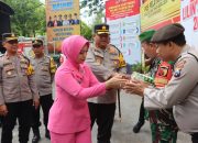 Bentuk Kepedulian, Kapolres Bersama Ketua Bhayangkari Cabang Pamekasan Berikan Bingkisan Kepada Personil Pos Pam Nataru