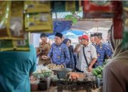 Jelang Libur Nataru 2024. Pj. Bupati Pamekasan Lakukan Operasi Pasar di Pasar Tradisional