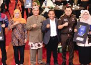 Pemkab Pamekasan Kembali Menerima Dua Penghargaan Sekaligus di Ulang Tahun Harian Surya