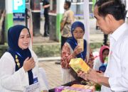 Silaturahmi dengan Nasabah Mekaar, Presiden Dorong Keuntungan Usaha untuk Investasi Kembali