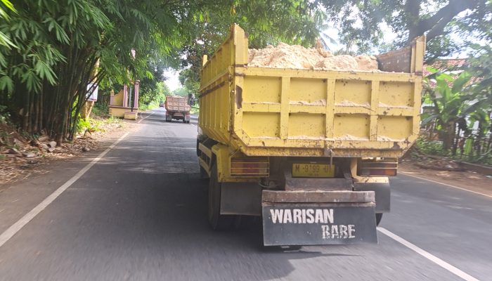 Dump Truck Pengangkut Hasil Tambang Galian C Ilegal Bikin Gondok Pengguna Jalan