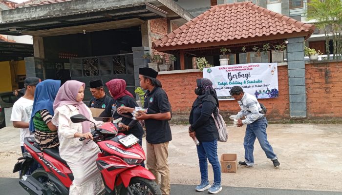 Jelang Lebaran IWO Pamekasan Berbagi Takjil dan Sembako