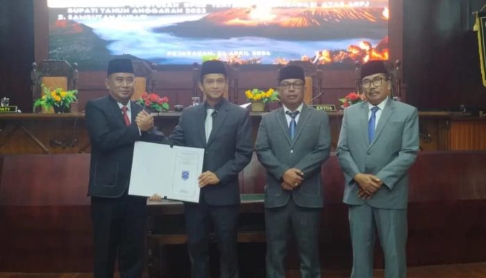 DPRD Serahkan Rekomendasi LKPj Bupati 2023