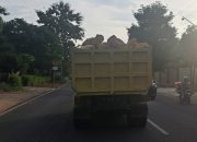 Resahkan Warga Dump Truck Tanpa Terpal Penutup Muat Hasil Tambang Galian C, Sudarsono; Tutup Tambangnya
