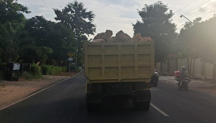 Resahkan Warga Dump Truck Tanpa Terpal Penutup Muat Hasil Tambang Galian C, Sudarsono; Tutup Tambangnya