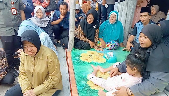 Kemensos RI Tri Rismaharani Turun Langsung dan Renovasi Rumah Umi Kalsum
