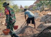 Tumbuhkan Kebersamaan Babinsa Koramil 0826-02 Tlanakan Ikut Gotong Royong Pembangunan Saluran 