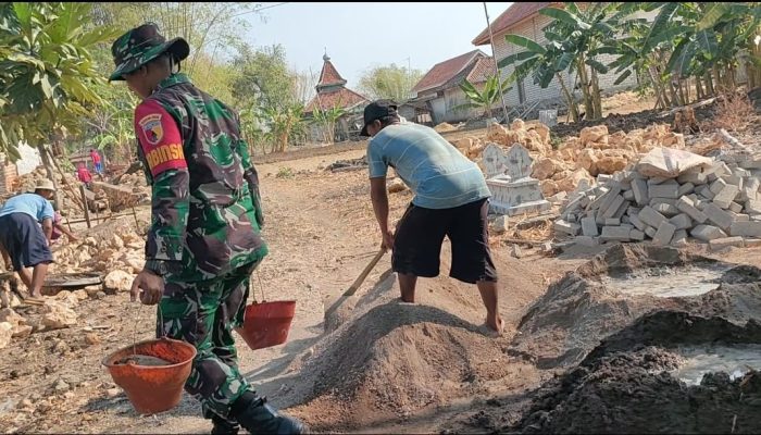 Tumbuhkan Kebersamaan Babinsa Koramil 0826-02 Tlanakan Ikut Gotong Royong Pembangunan Saluran 