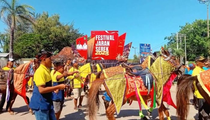 Antusias Warga Lihat Festival Jaran Serek Even Sumenep 2024