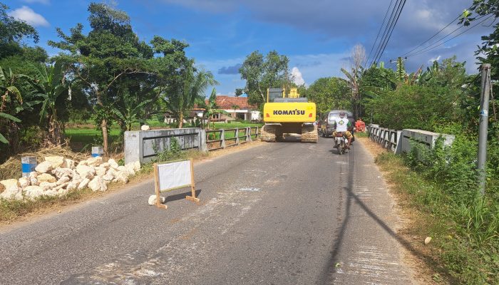 Masyarakat warning Pembangunan Proyek Jembatan di Desa Gadu Barat Segera Pasang Papan Informasi