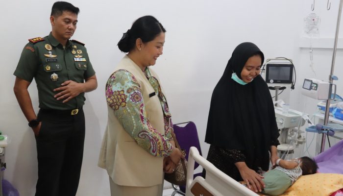 Komandan Kodim 0826 Pamekasan Beri Dukungan Moral Saat Kunjungi Keluarga Anggotanya Yang Sedang Sakit