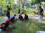 Menyambut Hari Bhayangkara Ke-78, Polres Pamekasan Bersama Media dan Komunitas Vespa Bersih-Bersih TMP