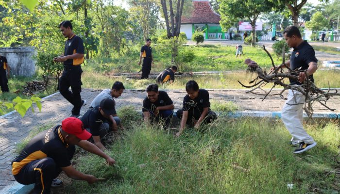 Menyambut Hari Bhayangkara Ke-78, Polres Pamekasan Bersama Media dan Komunitas Vespa Bersih-Bersih TMP