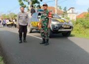 Babinsa Bersama Banbinkamtibmas Lakukan Pengamanan Kegiatan Pawai Wisuda Purnawiyata LPINI