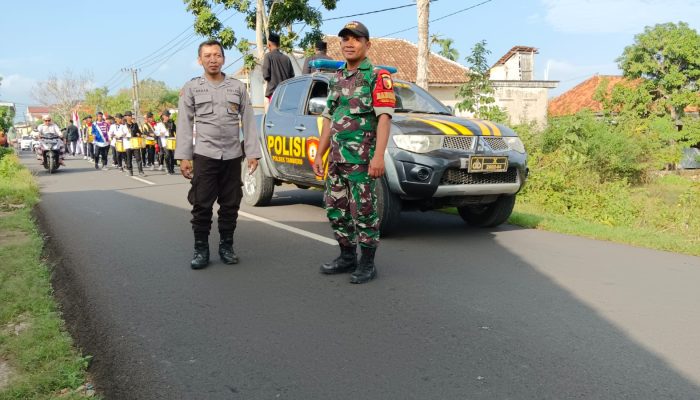Babinsa Bersama Banbinkamtibmas Lakukan Pengamanan Kegiatan Pawai Wisuda Purnawiyata LPINI