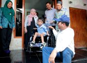 Bentuk Kepedulian, Pj.Wali Kota Probolinggo Serahkan Bantuan Kursi Roda
