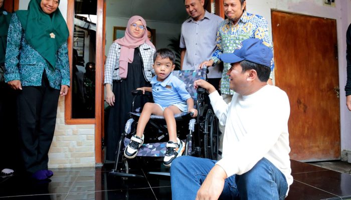 Bentuk Kepedulian, Pj.Wali Kota Probolinggo Serahkan Bantuan Kursi Roda