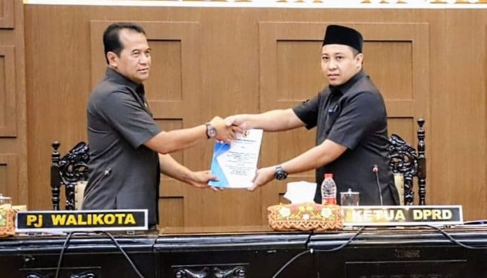Pembahasan Raperda APBD 2023, Pj. Wali Kota Probolinggo Serahkan Jawaban Terhadap Pemandangan Umum Fraksi