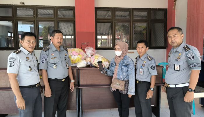 Petugas Lapas Narkotika Kelas IIA Pamekasan Berhasil Gagalkan Penyelundupan Handphone