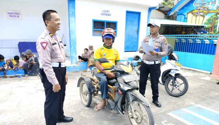 Dalam Rangka HUT Bhayangkara ke-78, Satlantas Polres Sampang Berikan Pelayanan Khusus Penyandang Disabilitas