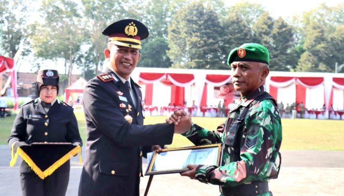 Polres Lumajang Berikan Penghargaan Pada Anggota TNI Dan Masyarakat