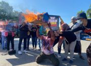 Jurnalis Pamekasan Gelar Orasi, Taufik: Bukan Cuma Rumah Wartawan Yang Dibakar Tapi Satu Keluarga Ikut Tewas Terbakar