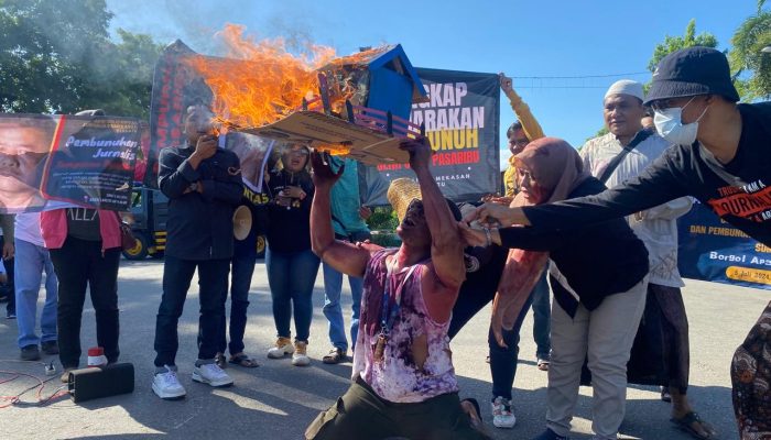Jurnalis Pamekasan Gelar Orasi, Taufik: Bukan Cuma Rumah Wartawan Yang Dibakar Tapi Satu Keluarga Ikut Tewas Terbakar