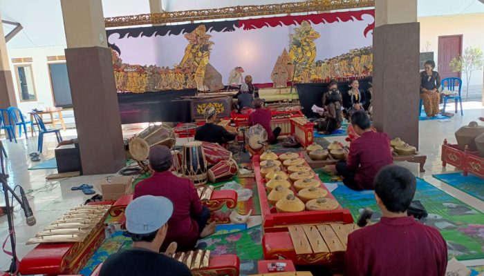 Pagelaran Wayang Kulit Dalam Acara Ruwatan Desa Jarit