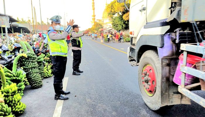 Polisi Ranuyoso Optimalkan Pengamanan dan Pengaturan Arus Lalin di Pasar Gedang