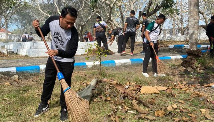 Jelang HUT RI Ke-79 Lapas Narkotika Kelas IIA Pamekasan Bersihkan TMP Kenang Jasa Para Pahlawan