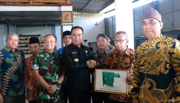 DKUPP Probolinggo Serahkan Bantuan Hibah Alat Produksi Bagi Industri Kecil Secara Simbolis