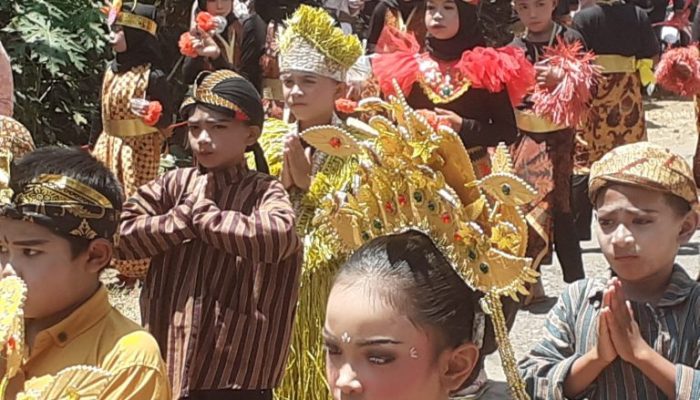Libatkan 6 Dusun, Desa Barat Gelar Karnaval Ikut Semarakkan HUT RI Ke-79