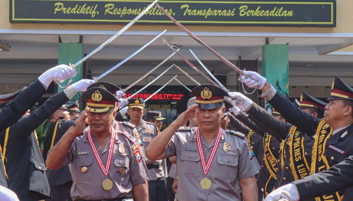 Pelepasan 10 Personel Purna Tugas Polres Lumajang  Gelar Upacara Pedang Pora Penuh Rasa Haru