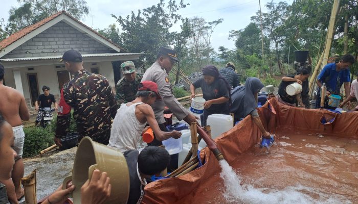 Polres Lumajang Salurkan Bantuan Air Bersih, Warga Kedungjajang Bersyukur