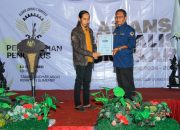 Penyerahan Penghargaan di Berikan Oleh AJS Saat Pengukuhan Kepada Fauzi As Sebagai Tokoh Pemerhati Publik Sumenep