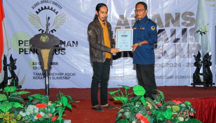 Penyerahan Penghargaan di Berikan Oleh AJS Saat Pengukuhan Kepada Fauzi As Sebagai Tokoh Pemerhati Publik Sumenep
