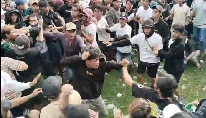 Tak Kondusif, Kampanye Akbar Paslon 01 Cak Thoriq – Ning Fika Diwarnai Aksi Baku Hantam