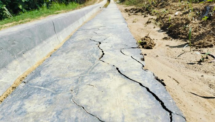 Tanpa Papan Informasi, Proyek Saluran Irigasi P3-TGAI di Desa Poreh Sampang Rusak Berantakan