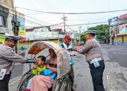 Bagikan Nasi Bungkus, Satlantas Polres Lumajang Edukasi Masyarakat tentang Tertib Lalu Lintas